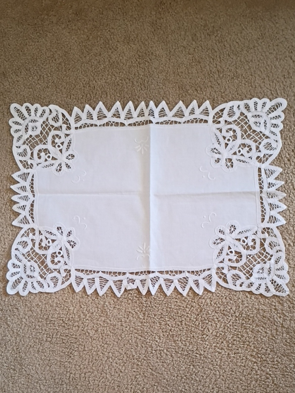 VINTAGE HANDMADE LINEN DOILY. Classic White Lace Cutwork 20.5"x14"